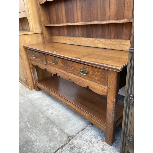 2749 - AN 18TH CENTURY STYLE OAK DRESSER ENCLOSING THREE DRAWERS, POT BOARD AND PLATE RACK, 60