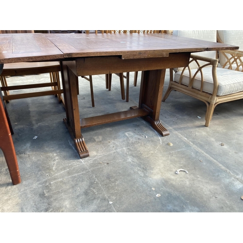 2833 - A MID 20TH CENTURY OAK DRAW LEAF DINING TABLE