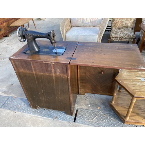 2852 - A SINGER TREADLE SEWING MACHINE IN CABINET, NUMBER Y8843968