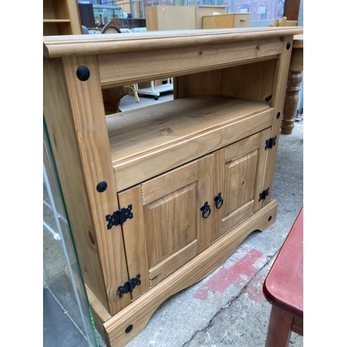 2991 - A PINE CORNER CABINET AND A SMALL LAMP TABLE