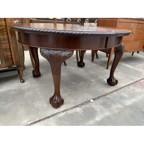 3028 - AN EDWARDIAN MAHOGANY OVAL DINING TABLE WITH ROPE EDGE ON CABRIOLE LEGS WITH BALL AND CLAW FEET, 53