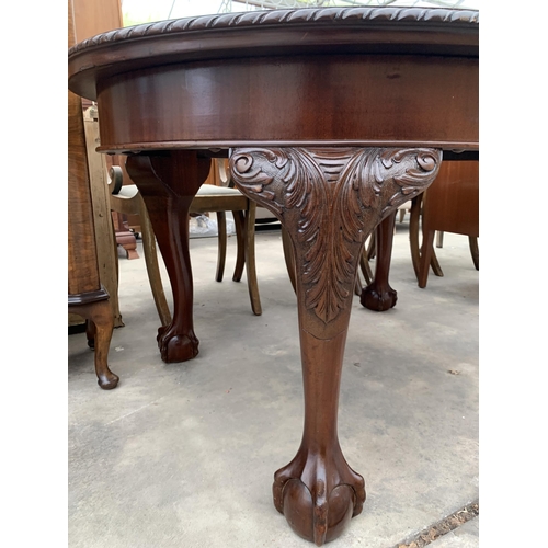 3028 - AN EDWARDIAN MAHOGANY OVAL DINING TABLE WITH ROPE EDGE ON CABRIOLE LEGS WITH BALL AND CLAW FEET, 53