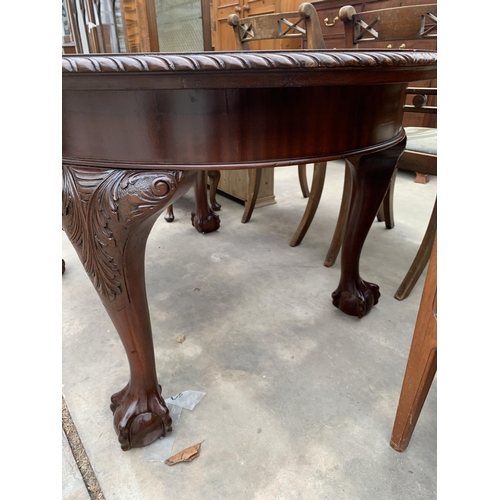 3028 - AN EDWARDIAN MAHOGANY OVAL DINING TABLE WITH ROPE EDGE ON CABRIOLE LEGS WITH BALL AND CLAW FEET, 53