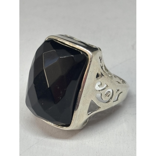 521 - A HEAVY MARKED SILVER SIGNET RING WITH LARGE DARK STONE