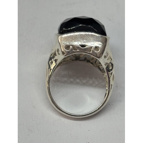 521 - A HEAVY MARKED SILVER SIGNET RING WITH LARGE DARK STONE