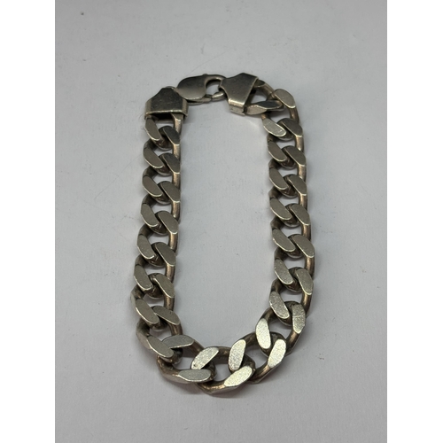 524 - A HEAVY MARKED SILVER WRIST CHAIN