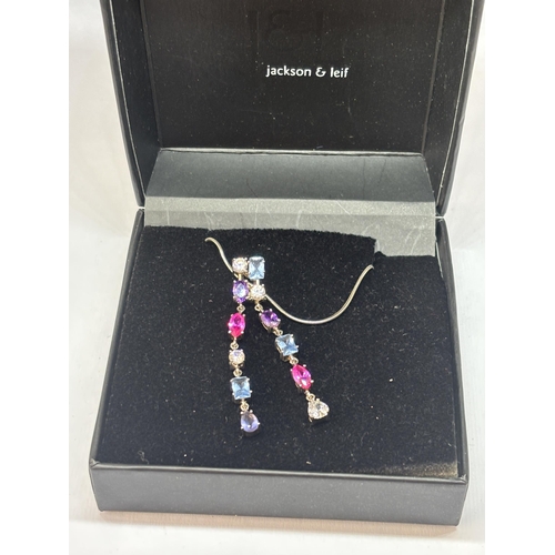 525 - A MARKED SILVER AND COLOURED STONE NECKLACE IN A PRESENTATION BOX