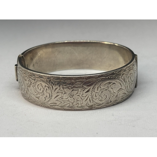 526 - A HALLMARKED BIRMINGHAM 1961 SILVER BANGLE