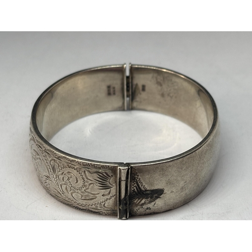 526 - A HALLMARKED BIRMINGHAM 1961 SILVER BANGLE