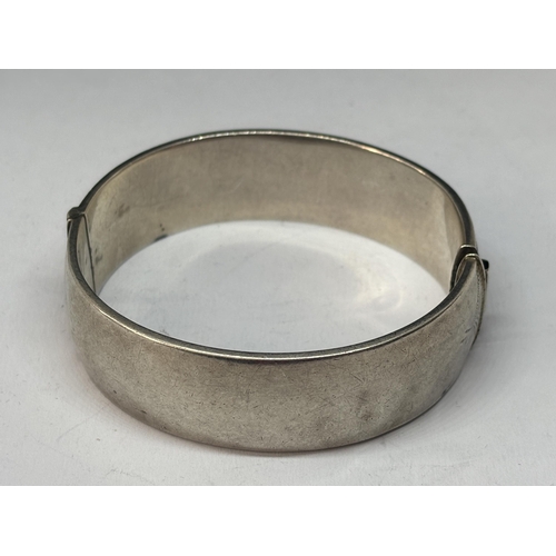 526 - A HALLMARKED BIRMINGHAM 1961 SILVER BANGLE