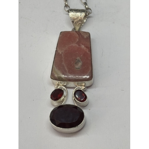 528 - A MARKED SILVER AND AGATE ORNATE NECKLACE