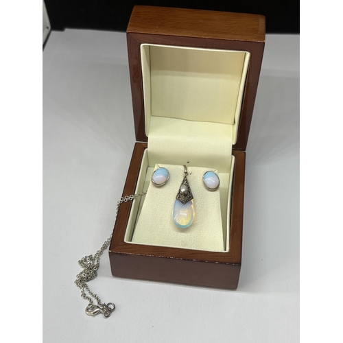 534 - A MARKED SILVER AND OPAL NECKLACE AND EARRING SET IN A PRESENTATION BOX