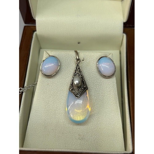 534 - A MARKED SILVER AND OPAL NECKLACE AND EARRING SET IN A PRESENTATION BOX