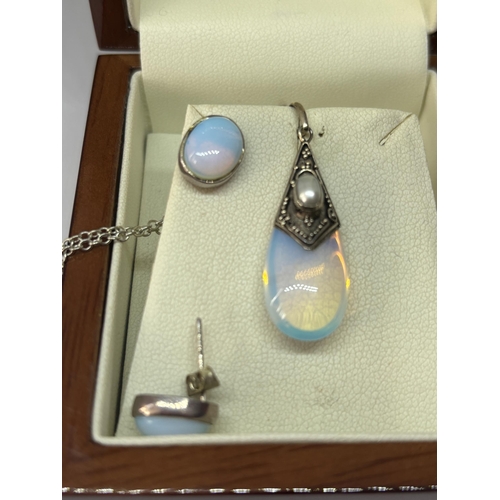 534 - A MARKED SILVER AND OPAL NECKLACE AND EARRING SET IN A PRESENTATION BOX