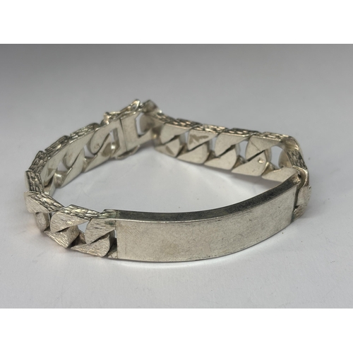 536 - A HEAVY HALLMARKED LONDON 1979 SILVER BARK DESIGN ID BRACELET