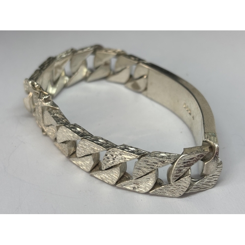 536 - A HEAVY HALLMARKED LONDON 1979 SILVER BARK DESIGN ID BRACELET