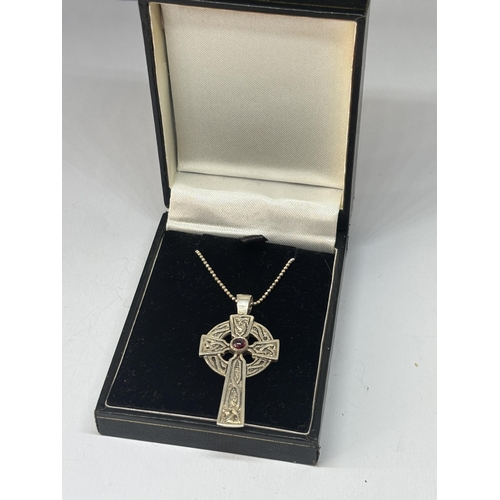 538 - A IONA SCOTTISH CELTIC CROSS AND CHAIN IN A PRESENTATION BOX