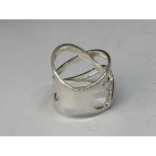 539 - A LADIES MARKED SILVER DRESS RING