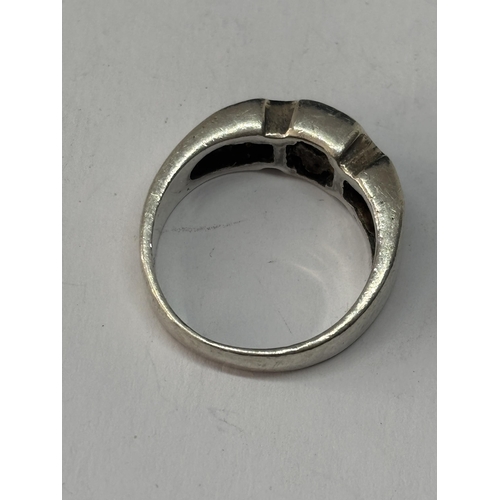 550 - A MARKED SILVER LADIES DRESS RING