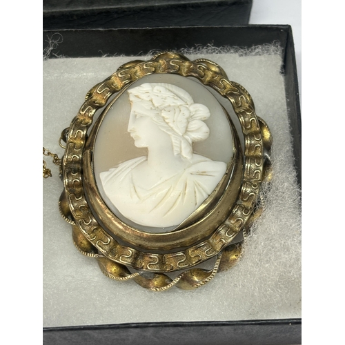 554 - A VICTORIAN PINCH BECK CAMEO BROOCH