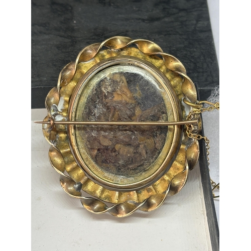 554 - A VICTORIAN PINCH BECK CAMEO BROOCH