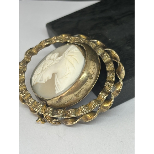 554 - A VICTORIAN PINCH BECK CAMEO BROOCH