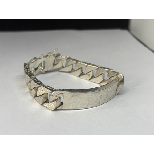 557 - A HEAVY HALLMARKED LONDON SILVER BARK DESIGN ID BRACELET