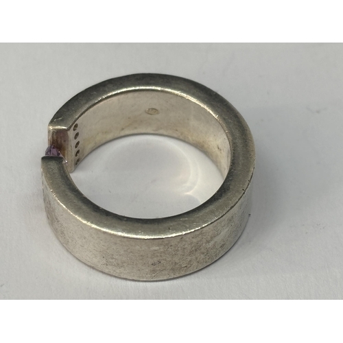 560 - A HEAVY MARKED SILVER SIGNET RING