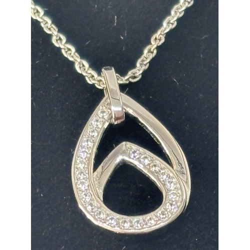 566 - A SILVER AND STONE NECKLACE IN A PRESENTATION BOX