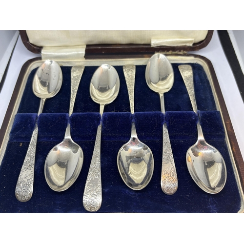 81 - A SET OF SIX HALLMARKED SHEFFIELD 1898 SILVER TEASPOONS IN A PRESENTATION BOX