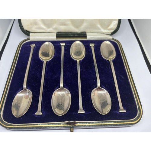 88 - A SET OF SIX HALLMARKED SHEFFIELD TEASPOONS IN A PRESENTATION BOX