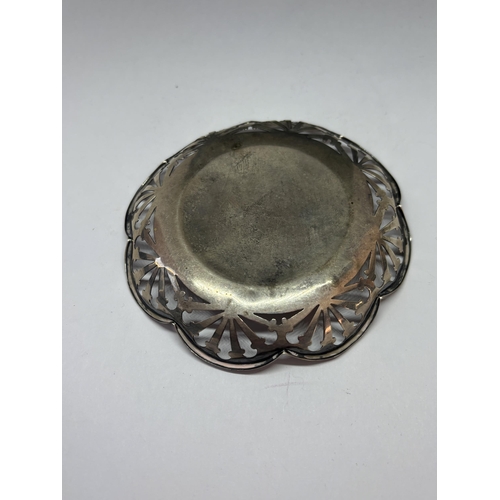 93 - A HALLMARKED BIRMINGHAM 1905 SILVER SMALL DISH GROSS WEIGHT 35.5 GRAMS