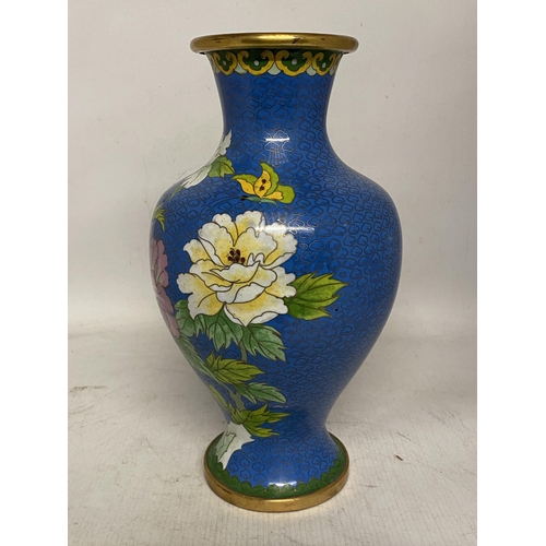 304 - A LARGE CLOISONNE ENAMELLED BALUSTER VASE DECORATED WITH CHRYSANTHEMUM FLOWERS, GREEN FOILAGE AND BU... 