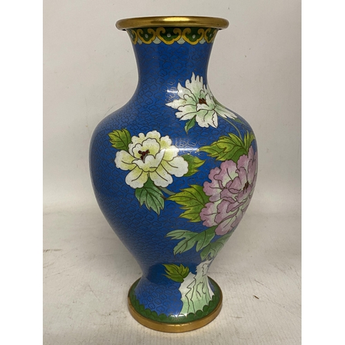 304 - A LARGE CLOISONNE ENAMELLED BALUSTER VASE DECORATED WITH CHRYSANTHEMUM FLOWERS, GREEN FOILAGE AND BU... 