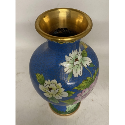 304 - A LARGE CLOISONNE ENAMELLED BALUSTER VASE DECORATED WITH CHRYSANTHEMUM FLOWERS, GREEN FOILAGE AND BU... 