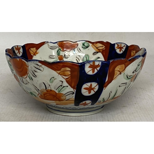 310 - AN ANTIQUE JAPANESE IMARI FOOTED BOWL (UNMARKED) WITH A SCALLOP SHAPED EDGE DECORATED IN A TRADITION... 