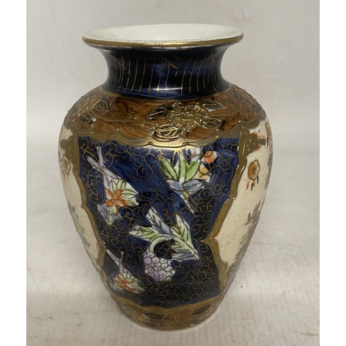 316 - A FLORAL HANDPAINTED WITH GOLD LEAF DETAIL JAPANESE SATSUMA CRACKLE VASE - 15.5 CM