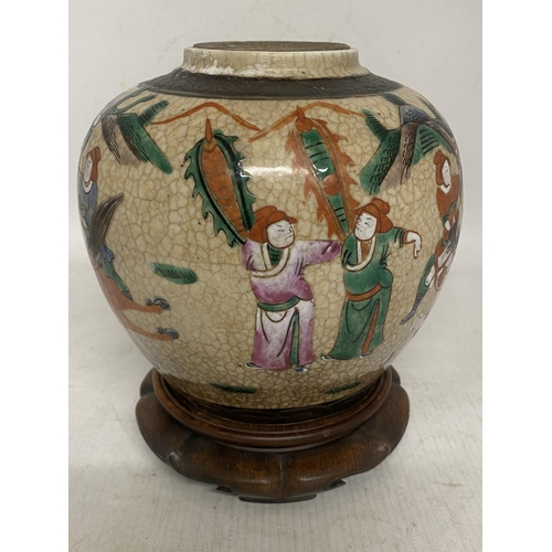 317 - A CHINESE PORCELAIN CRACKLE GLAZE NANKING JAR/TEA CADDY PAINTED WITH WARRIOR FIGURES AND HORSES - IN... 