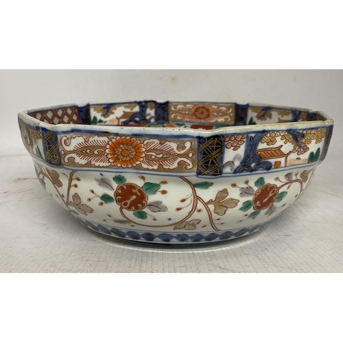 318 - AN ANTIQUE JAPANESE HEXAGONAL SHAPED IMARI BOWL HAND PAINTED IN UNDERGLAZE OF RED,BLUE, GREEN AND WH... 