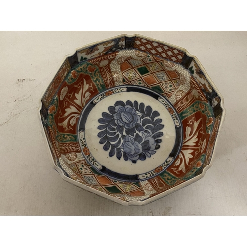 318 - AN ANTIQUE JAPANESE HEXAGONAL SHAPED IMARI BOWL HAND PAINTED IN UNDERGLAZE OF RED,BLUE, GREEN AND WH... 