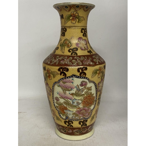 323 - A JAPANESE SATSUMA MORIAGE HAND PAINTED VASE WITH SCENES OF BIRDS AND FLOWERS - 35.5 CM