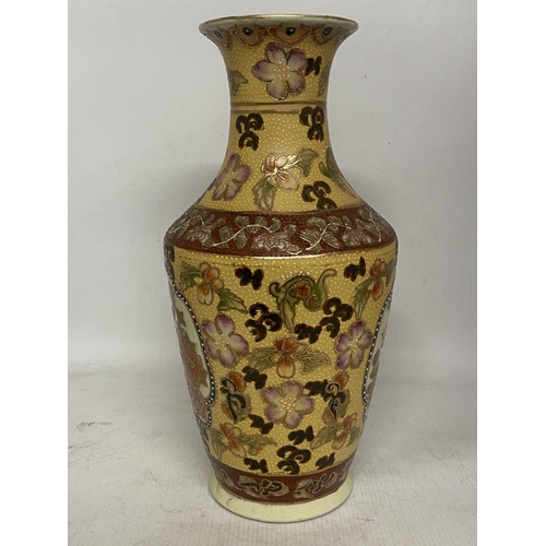 323 - A JAPANESE SATSUMA MORIAGE HAND PAINTED VASE WITH SCENES OF BIRDS AND FLOWERS - 35.5 CM