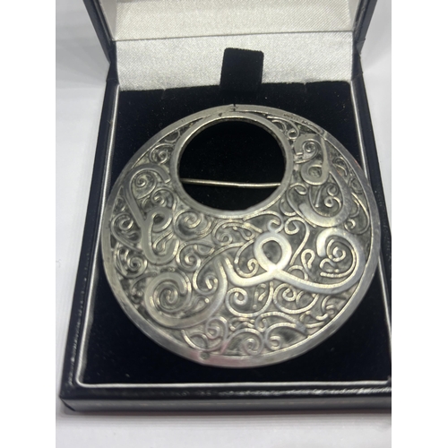 587 - A CIRCULAR CELTIC BROOCH IN A PRESENTATION BOX