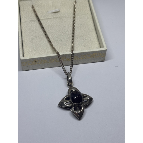 588 - A SILVER AND AGATE STONE NECKLACE IN A PRESENTATION BOX