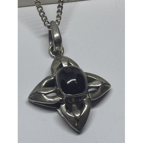 588 - A SILVER AND AGATE STONE NECKLACE IN A PRESENTATION BOX