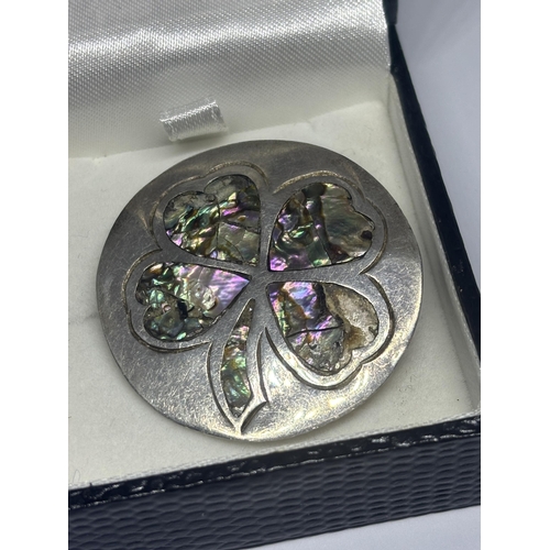 589 - A SILVER AND MOTHER OF PEARL BROOCH WITH A FOUR LEAF CLOVER DESIGN IN A PRESENTATION BOX (MOTHER OF ... 