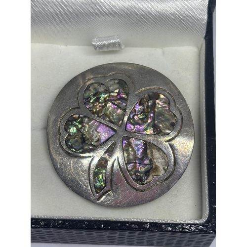 589 - A SILVER AND MOTHER OF PEARL BROOCH WITH A FOUR LEAF CLOVER DESIGN IN A PRESENTATION BOX (MOTHER OF ... 