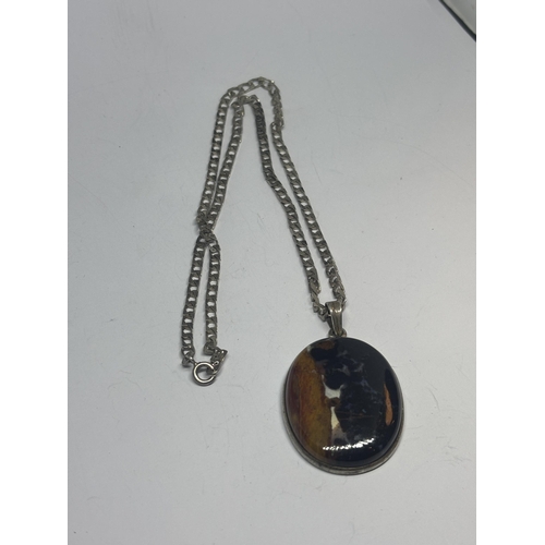 602 - A SILVER NECKLACE WITH A LARGE OVAL AGATE PENDANT