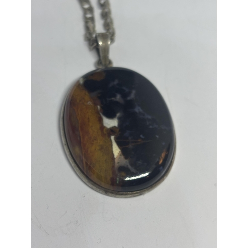 602 - A SILVER NECKLACE WITH A LARGE OVAL AGATE PENDANT