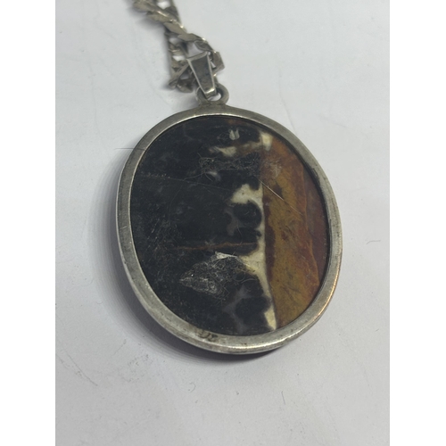 602 - A SILVER NECKLACE WITH A LARGE OVAL AGATE PENDANT